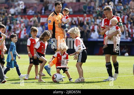 ROTTERDAM - (lr) Feyenoord-Torwart Ofir Marciano, Jens Toornstra von Feyenoord mit Kindern während des niederländischen Eredivisie-Spiels zwischen Feyenoord und FC Twente am 15. Mai 2022 im Feyenoord Stadium de Kuip in Rotterdam, Niederlande. ANP PIETER STAM DE YOUNG Stockfoto