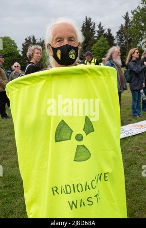 Leiston, Suffolk, Großbritannien. 15.. Mai 2022. Demonstranten, die sich gegen den Bau der Kernkraftwerke Sizewell C im EEF-Bereich einsetzten, versammelten sich in Leiston und marschierten 2 Meilen vor dem geänderten Planungsentscheidungstermin nach Sizewell Beach. Eine Kundgebung fand in Sichtweite des aktuellen EDF-Reaktors Sizewell B und des geplanten Standorts von Sizewell C statt. Gemeinsam organisiert von Stop Sizewell C und gemeinsam gegen Sizewell C. Quelle: Stephen Bell/Alamy Live News Stockfoto