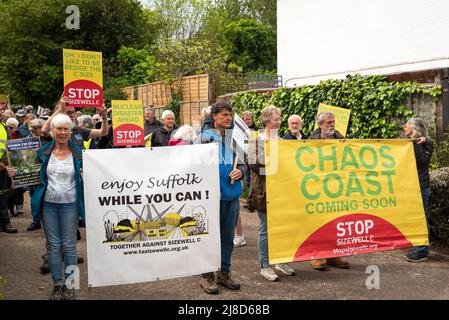 Leiston, Suffolk, Großbritannien. 15.. Mai 2022. Demonstranten, die sich gegen den Bau der Kernkraftwerke Sizewell C im EEF-Bereich einsetzten, versammelten sich in Leiston und marschierten 2 Meilen vor dem geänderten Planungsentscheidungstermin nach Sizewell Beach. Eine Kundgebung fand in Sichtweite des aktuellen EDF-Reaktors Sizewell B und des geplanten Standorts von Sizewell C statt. Gemeinsam organisiert von Stop Sizewell C und gemeinsam gegen Sizewell C. Quelle: Stephen Bell/Alamy Live News Stockfoto