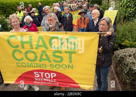 Leiston, Suffolk, Großbritannien. 15.. Mai 2022. Demonstranten, die sich gegen den Bau der Kernkraftwerke Sizewell C im EEF-Bereich einsetzten, versammelten sich in Leiston und marschierten 2 Meilen vor dem geänderten Planungsentscheidungstermin nach Sizewell Beach. Eine Kundgebung fand in Sichtweite des aktuellen EDF-Reaktors Sizewell B und des geplanten Standorts von Sizewell C statt. Gemeinsam organisiert von Stop Sizewell C und gemeinsam gegen Sizewell C. Quelle: Stephen Bell/Alamy Live News Stockfoto