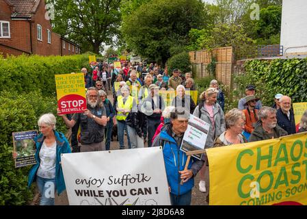 Leiston, Suffolk, Großbritannien. 15.. Mai 2022. Demonstranten, die sich gegen den Bau der Kernkraftwerke Sizewell C im EEF-Bereich einsetzten, versammelten sich in Leiston und marschierten 2 Meilen vor dem geänderten Planungsentscheidungstermin nach Sizewell Beach. Eine Kundgebung fand in Sichtweite des aktuellen EDF-Reaktors Sizewell B und des geplanten Standorts von Sizewell C statt. Gemeinsam organisiert von Stop Sizewell C und gemeinsam gegen Sizewell C. Quelle: Stephen Bell/Alamy Live News Stockfoto