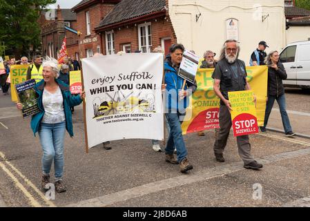 Leiston, Suffolk, Großbritannien. 15.. Mai 2022. Demonstranten, die sich gegen den Bau der Kernkraftwerke Sizewell C im EEF-Bereich einsetzten, versammelten sich in Leiston und marschierten 2 Meilen vor dem geänderten Planungsentscheidungstermin nach Sizewell Beach. Eine Kundgebung fand in Sichtweite des aktuellen EDF-Reaktors Sizewell B und des geplanten Standorts von Sizewell C statt. Gemeinsam organisiert von Stop Sizewell C und gemeinsam gegen Sizewell C. Quelle: Stephen Bell/Alamy Live News Stockfoto