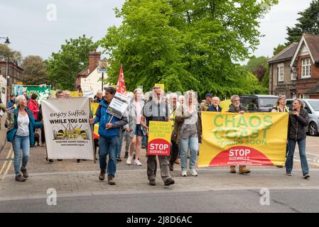 Leiston, Suffolk, Großbritannien. 15.. Mai 2022. Demonstranten, die sich gegen den Bau der Kernkraftwerke Sizewell C im EEF-Bereich einsetzten, versammelten sich in Leiston und marschierten 2 Meilen vor dem geänderten Planungsentscheidungstermin nach Sizewell Beach. Eine Kundgebung fand in Sichtweite des aktuellen EDF-Reaktors Sizewell B und des geplanten Standorts von Sizewell C statt. Gemeinsam organisiert von Stop Sizewell C und gemeinsam gegen Sizewell C. Quelle: Stephen Bell/Alamy Live News Stockfoto