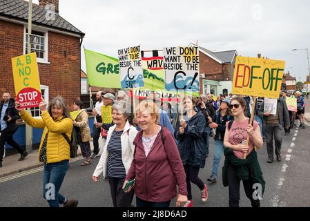 Leiston, Suffolk, Großbritannien. 15.. Mai 2022. Demonstranten, die sich gegen den Bau der Kernkraftwerke Sizewell C im EEF-Bereich einsetzten, versammelten sich in Leiston und marschierten 2 Meilen vor dem geänderten Planungsentscheidungstermin nach Sizewell Beach. Eine Kundgebung fand in Sichtweite des aktuellen EDF-Reaktors Sizewell B und des geplanten Standorts von Sizewell C statt. Gemeinsam organisiert von Stop Sizewell C und gemeinsam gegen Sizewell C. Quelle: Stephen Bell/Alamy Live News Stockfoto