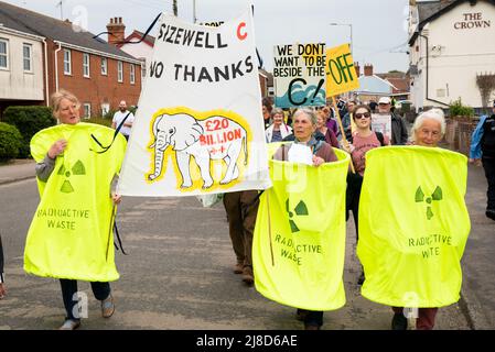 Leiston, Suffolk, Großbritannien. 15.. Mai 2022. Demonstranten, die sich gegen den Bau der Kernkraftwerke Sizewell C im EEF-Bereich einsetzten, versammelten sich in Leiston und marschierten 2 Meilen vor dem geänderten Planungsentscheidungstermin nach Sizewell Beach. Eine Kundgebung fand in Sichtweite des aktuellen EDF-Reaktors Sizewell B und des geplanten Standorts von Sizewell C statt. Gemeinsam organisiert von Stop Sizewell C und gemeinsam gegen Sizewell C. Quelle: Stephen Bell/Alamy Live News Stockfoto