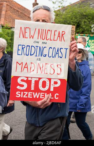 Leiston, Suffolk, Großbritannien. 15.. Mai 2022. Demonstranten, die sich gegen den Bau der Kernkraftwerke Sizewell C im EEF-Bereich einsetzten, versammelten sich in Leiston und marschierten 2 Meilen vor dem geänderten Planungsentscheidungstermin nach Sizewell Beach. Eine Kundgebung fand in Sichtweite des aktuellen EDF-Reaktors Sizewell B und des geplanten Standorts von Sizewell C statt. Gemeinsam organisiert von Stop Sizewell C und gemeinsam gegen Sizewell C. Quelle: Stephen Bell/Alamy Live News Stockfoto