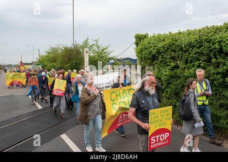 Leiston, Suffolk, Großbritannien. 15.. Mai 2022. Demonstranten, die sich gegen den Bau der Kernkraftwerke Sizewell C im EEF-Bereich einsetzten, versammelten sich in Leiston und marschierten 2 Meilen vor dem geänderten Planungsentscheidungstermin nach Sizewell Beach. Eine Kundgebung fand in Sichtweite des aktuellen EDF-Reaktors Sizewell B und des geplanten Standorts von Sizewell C statt. Gemeinsam organisiert von Stop Sizewell C und gemeinsam gegen Sizewell C. Quelle: Stephen Bell/Alamy Live News Stockfoto