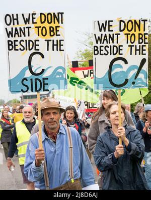 Leiston, Suffolk, Großbritannien. 15.. Mai 2022. Demonstranten, die sich gegen den Bau der Kernkraftwerke Sizewell C im EEF-Bereich einsetzten, versammelten sich in Leiston und marschierten 2 Meilen vor dem geänderten Planungsentscheidungstermin nach Sizewell Beach. Eine Kundgebung fand in Sichtweite des aktuellen EDF-Reaktors Sizewell B und des geplanten Standorts von Sizewell C statt. Gemeinsam organisiert von Stop Sizewell C und gemeinsam gegen Sizewell C. Quelle: Stephen Bell/Alamy Live News Stockfoto