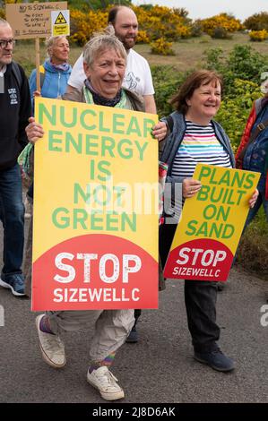 Leiston, Suffolk, Großbritannien. 15.. Mai 2022. Demonstranten, die sich gegen den Bau der Kernkraftwerke Sizewell C im EEF-Bereich einsetzten, versammelten sich in Leiston und marschierten 2 Meilen vor dem geänderten Planungsentscheidungstermin nach Sizewell Beach. Eine Kundgebung fand in Sichtweite des aktuellen EDF-Reaktors Sizewell B und des geplanten Standorts von Sizewell C statt. Gemeinsam organisiert von Stop Sizewell C und gemeinsam gegen Sizewell C. Quelle: Stephen Bell/Alamy Live News Stockfoto