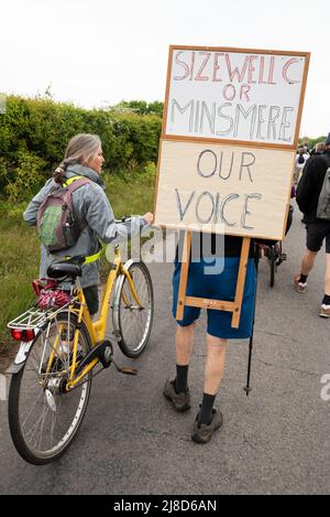 Leiston, Suffolk, Großbritannien. 15.. Mai 2022. Demonstranten, die sich gegen den Bau der Kernkraftwerke Sizewell C im EEF-Bereich einsetzten, versammelten sich in Leiston und marschierten 2 Meilen vor dem geänderten Planungsentscheidungstermin nach Sizewell Beach. Eine Kundgebung fand in Sichtweite des aktuellen EDF-Reaktors Sizewell B und des geplanten Standorts von Sizewell C statt. Gemeinsam organisiert von Stop Sizewell C und gemeinsam gegen Sizewell C. Quelle: Stephen Bell/Alamy Live News Stockfoto