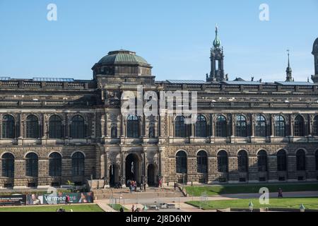 Blick vom Zwinger auf das Schloss und die Kirche bei Tag in der Stadt Dresden. Stockfoto