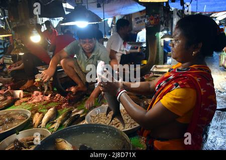 Kalkutta, Westbengalen, Indien. 15.. Mai 2022. Eine Frau, die Fisch auf einem Markt in Kalkutta verkauft. (Bild: © Sudipta das/Pacific Press via ZUMA Press Wire) Stockfoto