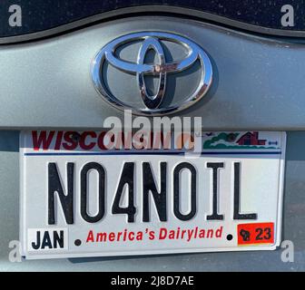 14. Mai 2022, Mount Pleasant, Wisconsin, USA: Ein Toyota Prius Hybrid-Automobil hat ein Nummernschild, das keine Importe von ausländischem Öl fordert. Es war auf dem Parkplatz eines Supermarkts im Dorf Mount Pleasant, Wisconsin, (Bild: © Mark Hertzberg/ZUMA Press Wire) Stockfoto