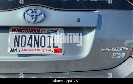 14. Mai 2022, Mount Pleasant, Wisconsin, USA: Ein Toyota Prius Hybrid-Automobil hat ein Nummernschild, das keine Importe von ausländischem Öl fordert. Es war auf dem Parkplatz eines Supermarkts im Dorf Mount Pleasant, Wisconsin, (Bild: © Mark Hertzberg/ZUMA Press Wire) Stockfoto