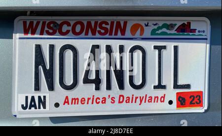 14. Mai 2022, Mount Pleasant, Wisconsin, USA: Ein Toyota Prius Hybrid-Automobil hat ein Nummernschild, das keine Importe von ausländischem Öl fordert. Es war auf dem Parkplatz eines Supermarkts im Dorf Mount Pleasant, Wisconsin, (Bild: © Mark Hertzberg/ZUMA Press Wire) Stockfoto