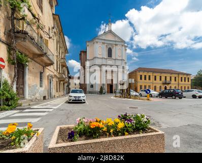 Centallo, Cuneo, Italien - 13. Mai 2022: Die Pfarrkirche San Giovanni Battista (18.. Jahrhundert) auf der piazza Vittorio Amedeo Stockfoto