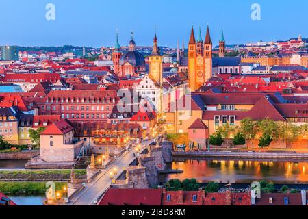 Würzburg, Deutschland. Skyline der Altstadt mit den Türmen der St. Kilian Kathedrale, der Neumünster Kirche und der Marienkapelle. Stockfoto