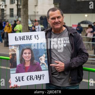 15. Mai 2022, London, England, Großbritannien: Protestler halten ein Plakat während des Stopps Boris Stoppt den Rotprotest vor der Downing Street (Foto: © Tayfun Salci/ZUMA Press Wire) Stockfoto