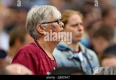 London, Großbritannien, 15.. Mai 2022. Ein West Ham-Fan mit MN16 (Mark Noble 16) auf der Wange während des Spiels der West Ham gegen Manchester City Premier League im London Stadium Stratford.Quelle: Martin Dalton/Alamy Live News. Dieses Bild ist nur für REDAKTIONELLE ZWECKE bestimmt. Für jede andere Verwendung ist eine Lizenz von The Football DataCo erforderlich. Quelle: MARTIN DALTON/Alamy Live News Stockfoto