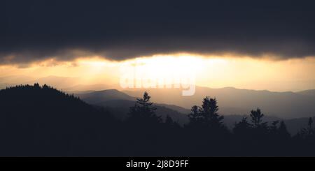 Ein verschwommener Sonnenuntergang vom Clingmans Dome, Great Smoky Mountains National Park, Tennessee/North Carolina. Stockfoto