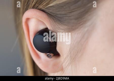 Sony WF-1000XM4 branchenführende Ohrhörer mit Geräuschminimierung und integriertem Alexa in Schwarz Stockfoto