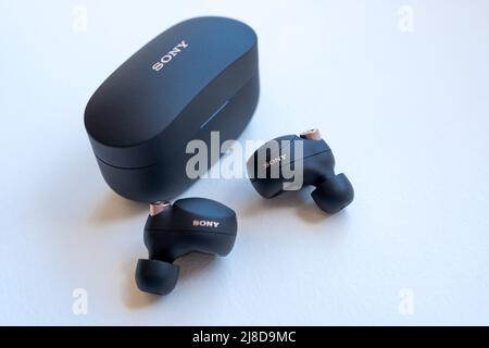 Sony WF-1000XM4 branchenführende Ohrhörer mit Geräuschminimierung und integriertem Alexa in Schwarz Stockfoto