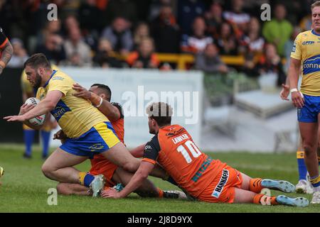 Matty Storton #13 von Hull KR wird von der Castleford-Verteidigung am 5/15/2022 gestoppt. (Foto von David Greaves Fotos/ Via/News Images/Sipa USA) Quelle: SIPA USA/Alamy Live News Stockfoto