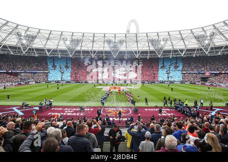 London, England, 15.. Mai 2022. Fans von West Ham United halten Karten für Mark Noble von West Ham United bereit, während die Spieler für das Premier League-Spiel im Londoner Stadion antreten. Bildnachweis sollte lauten: Kieran Cleeves / Sportimage Kredit: Sportimage/Alamy Live News Stockfoto