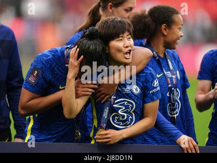 Chelsea's Jessica Carter (links) und Ji so-yun feiern mit ihren Siegermedaillen nach dem Vitality Women's FA Cup Finale im Wembley Stadium, London. Bilddatum: Sonntag, 15. Mai 2022. Stockfoto