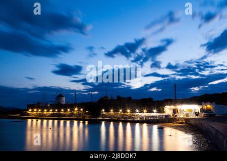 Blue Hour im alten Hafen der Insel Koufonisi, auf den Kykladen-Inseln, Griechenland. Stockfoto