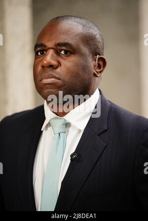 Datei-Foto vom 06/02/22 des Schattenaußenministers David Lammy, der die Regierung beschuldigt hat, über die Öffentlichkeit zu "lachen", nachdem eine Flasche Champagner vom Tory-Vorsitzenden als "Partyhaus" versteigert wurde.Ausgabedatum: Sonntag, 15. Mai 2022. Stockfoto