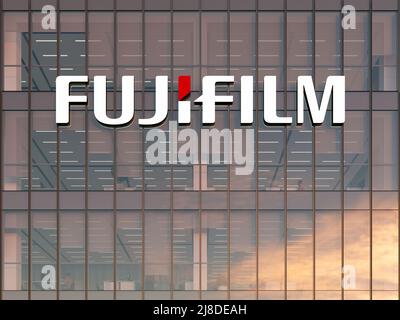 Minato City, Tokio, Japan. 2.Mai 2022. Nur zur redaktionellen Verwendung, 3D CGI. Fujifilm Signage Logo auf dem Glasgebäude. Arbeitsplatz des Technologieunternehmens Stockfoto