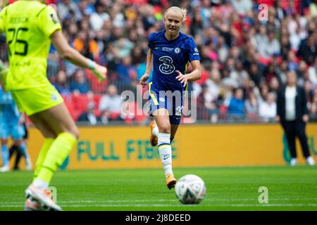 London, Großbritannien. 15.. Mai 2022. Pernille Harder (23 Chelsea) in Aktion beim Vitality Womens FA Cup Final zwischen Manchester City und Chelsea im Wembley Stadium in London, England. Liam Asman/SPP Credit: SPP Sport Press Photo. /Alamy Live News Stockfoto