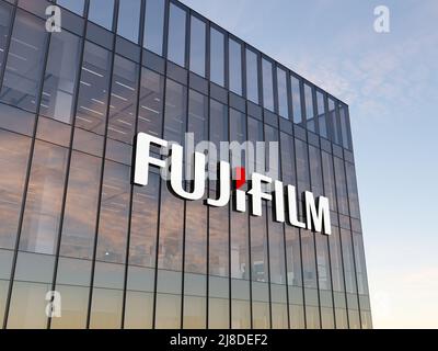 Minato City, Tokio, Japan. 2.Mai 2022. Nur zur redaktionellen Verwendung, 3D CGI. Fujifilm Signage Logo auf dem Glasgebäude. Arbeitsplatz des Technologieunternehmens Stockfoto