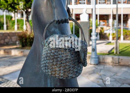 Ayia Napa, Zypern 29. Mai 2021: Das Denkmal des Bauern von Ayia Napa, ein Rückblick auf die vortouristische Ära, als Napa ein traditionelles zypriotisches Dorf war Stockfoto