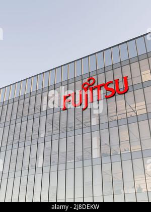 Minato City, Tokio, Japan. 2.Mai 2022. Nur zur redaktionellen Verwendung, 3D CGI. Fujitsu Signage-Logo auf dem Glasgebäude. Arbeitsplatz des Technologieunternehmens Stockfoto