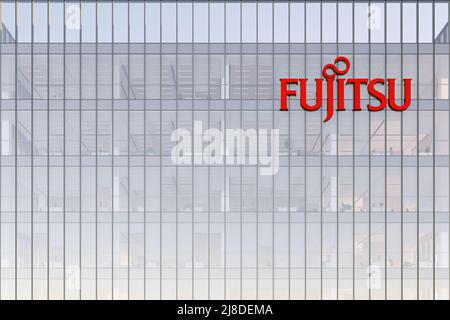 Minato City, Tokio, Japan. 2.Mai 2022. Nur zur redaktionellen Verwendung, 3D CGI. Fujitsu Signage-Logo auf dem Glasgebäude. Arbeitsplatz des Technologieunternehmens Stockfoto