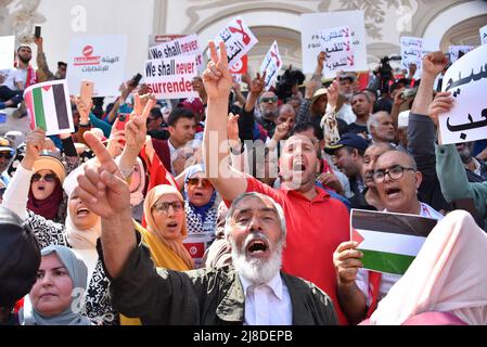 Tunis, Tunesien. 15.. Mai 2022. Demonstranten singen Slogans, während sie während der Demonstration gegen Präsident Kais Saied Gesten machen. Der tunesische Präsident Kais Saied hat das gemischte Präsidentschafts- und Parlamentssystem, das in der tunesischen Verfassung von 2014 verankert ist, abrupt suspendiert, ein hart erkämpfter Kompromiss zwischen rivalisierenden ideologischen Lagern, der drei Jahre nach einer Revolte erreicht wurde, die den Diktator Zine El Abidine Ben Ali zum Sturz brachte. Kredit: SOPA Images Limited/Alamy Live Nachrichten Stockfoto