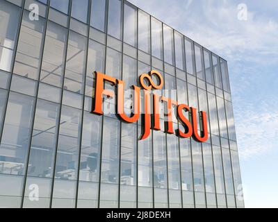 Minato City, Tokio, Japan. 2.Mai 2022. Nur zur redaktionellen Verwendung, 3D CGI. Fujitsu Signage-Logo auf dem Glasgebäude. Arbeitsplatz des Technologieunternehmens Stockfoto