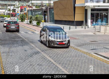 Ayia Napa, Zypern - 31. Mai 2021: Verkehr auf der Nissi Ave in der Innenstadt. Ayia Napa ist ein Touristenort am äußersten östlichen Ende der Südküste von Cypr Stockfoto