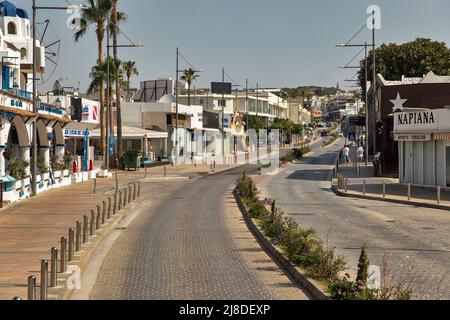 Ayia Napa, Zypern - 31. Mai 2021: Archiepieskopou Makariou III Straße in der Innenstadt. Ayia Napa ist ein Touristenresort am östlichen Ende des Süthers Stockfoto