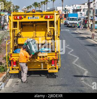 Ayia Napa, Zypern - 31. Mai 2021: Arbeiter des städtischen Müllsammelwagens für das Recycling von Abfall und Mülleimer auf der Nissi Ave in der Innenstadt. Stockfoto