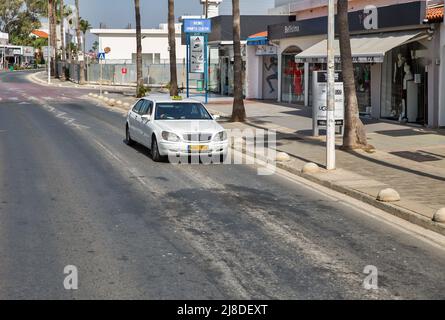 Ayia Napa, Zypern - 31. Mai 2021: Weißer Mercedes 6-türige Taxiwagen auf der Nissi Ave in der Innenstadt. Ayia Napa ist ein Touristenresort am östlichen Ende der Stockfoto