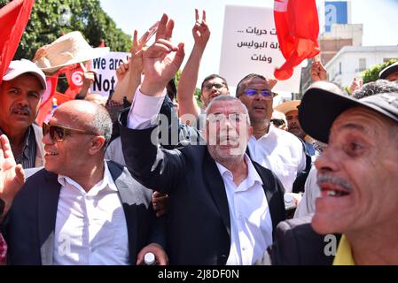 Tunis, Tunesien. 15.. Mai 2022. Noureddine Bhiri, die Vizepräsidentin der islamistischen Nahdha-Partei Tunesiens, singt Slogans, während sie während der Demonstration gegen Präsident Kais Saied eine Geste macht. Der tunesische Präsident Kais Saied hat das gemischte Präsidentschafts- und Parlamentssystem, das in der tunesischen Verfassung von 2014 verankert ist, abrupt suspendiert, ein hart erkämpfter Kompromiss zwischen rivalisierenden ideologischen Lagern, der drei Jahre nach einer Revolte erreicht wurde, die den Diktator Zine El Abidine Ben Ali zum Sturz brachte. Kredit: SOPA Images Limited/Alamy Live Nachrichten Stockfoto