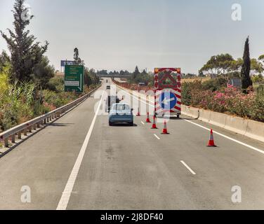 Larnaca, Zypern - 31. Mai 2021: Straßenbauschild auf der Autobahn zum Flughafen Larnaca. Larnaca ist die drittgrößte Stadt des Landes, nach Nikosia und Stockfoto