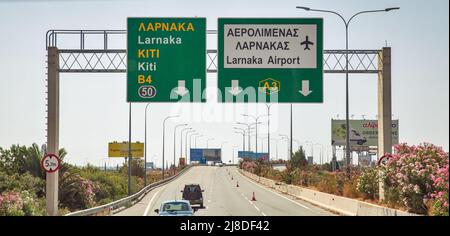 Larnaca, Zypern - 31. Mai 2021: Autobahnschild für die Stadt und den Flughafen und Kiti Dorf. Larnaca ist nach N die drittgrößte Stadt des Landes Stockfoto