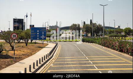 Larnaca, Zypern - 31. Mai 2021: Kreisverkehr an der Einfahrt zum internationalen Flughafen Glafcos Clerides Larnaca. Larnaca ist die drittgrößte Stadt in Stockfoto