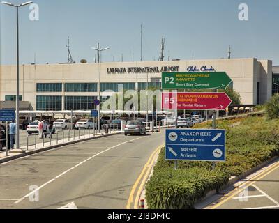 Larnaca, Zypern - 31. Mai 2021: Internationaler Flughafen Glafcos Clerides Larnaca. Larnaca ist nach Nikosia und Li die drittgrößte Stadt des Landes Stockfoto