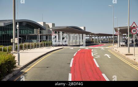 Larnaca, Zypern - 31. Mai 2021: Internationaler Flughafen Glafcos Clerides Larnaca. Larnaca ist nach Nikosia und Li die drittgrößte Stadt des Landes Stockfoto