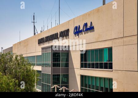 Larnaca, Zypern - 31. Mai 2021: Internationaler Flughafen Glafcos Clerides Larnaca. Larnaca ist nach Nikosia und Li die drittgrößte Stadt des Landes Stockfoto